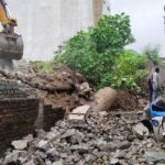 CG : टिकरापारा में जर्जर दीवार गिरने से मची अफरा-तफरी, बड़ी घटना होने से टली