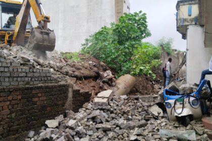 CG : टिकरापारा में जर्जर दीवार गिरने से मची अफरा-तफरी, बड़ी घटना होने से टली