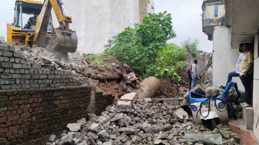 CG : टिकरापारा में जर्जर दीवार गिरने से मची अफरा-तफरी, बड़ी घटना होने से टली