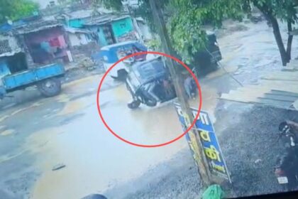 CG VIDEO : अपोलो का रोड बना ‘मौत का रास्ता’, गड्ढे में पलटा ई-रिक्शा