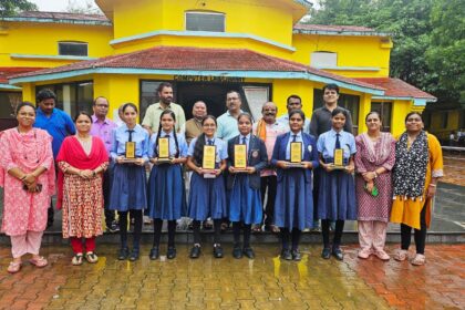 Gariaband : स्वामी आत्मानंद शासकीय उत्कृष्ट अंग्रेजी माध्यम विद्यालय में उत्कृष्ट प्रदर्शन करने वाले छात्र-छात्राओं को किया गया पुरस्कृत 