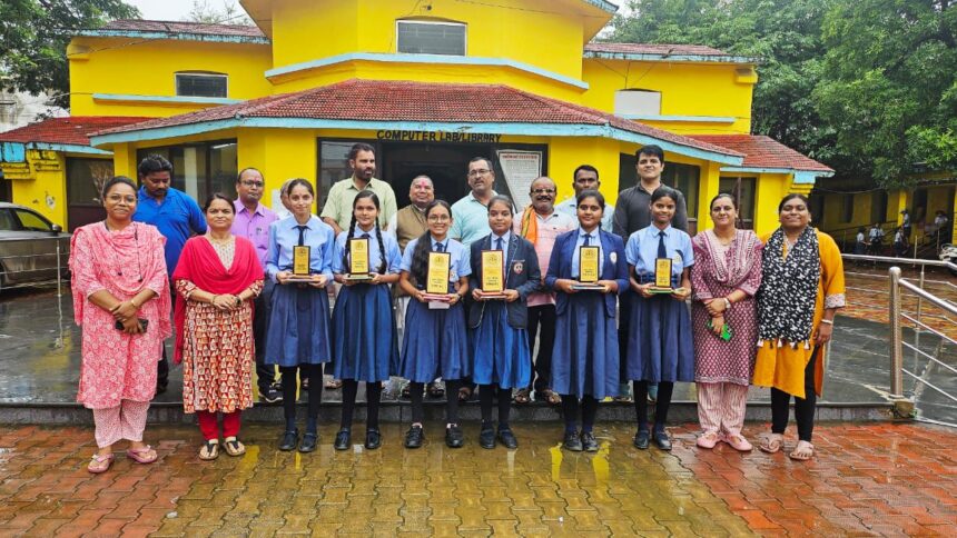 Gariaband : स्वामी आत्मानंद शासकीय उत्कृष्ट अंग्रेजी माध्यम विद्यालय में उत्कृष्ट प्रदर्शन करने वाले छात्र-छात्राओं को किया गया पुरस्कृत 