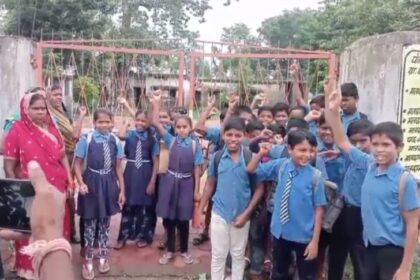 CG BREAKING : 9 सालों से नदारद है गणित की टीचर, आक्रोशित ग्रामीण और छात्रों ने स्कूल में जड़ा ताला 