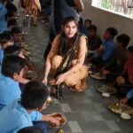 Gariaband : शिक्षिका समीक्षा गायकवाड़ ने पिता के जन्मदिन पर करवाया ‘न्योता भोज’, बच्चों ने मुस्कुराकर कहा—धन्यवाद दीदी!