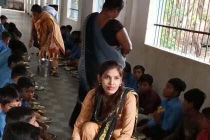 Gariaband : शिक्षिका समीक्षा गायकवाड़ ने पिता के जन्मदिन पर करवाया ‘न्योता भोज’, बच्चों ने मुस्कुराकर कहा—धन्यवाद दीदी!