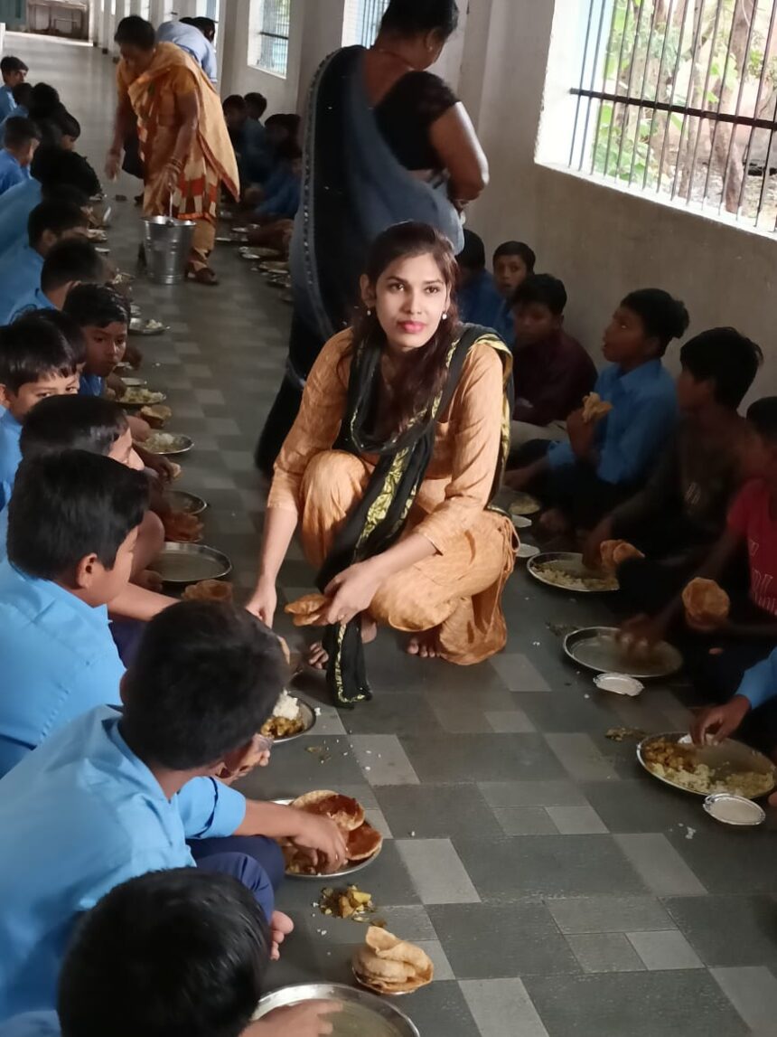 Gariaband : शिक्षिका समीक्षा गायकवाड़ ने पिता के जन्मदिन पर करवाया ‘न्योता भोज’, बच्चों ने मुस्कुराकर कहा—धन्यवाद दीदी!