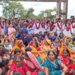 CG : केंद्रीय विद्यालय के अस्थाई संचालन के विरोध में सड़क पर उतरे छात्र-छात्राएं, बावामोहतरा में चक्काजाम
