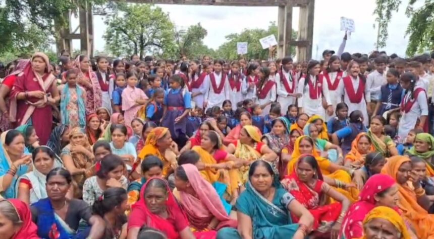 CG : केंद्रीय विद्यालय के अस्थाई संचालन के विरोध में सड़क पर उतरे छात्र-छात्राएं, बावामोहतरा में चक्काजाम