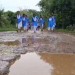 Mahasamund : गड्ढों वाली सड़क पर जान जोखिम में डालकर स्कूल जानें को मजबूर छात्र, विभाग कुभंकर्णी निद्रा में