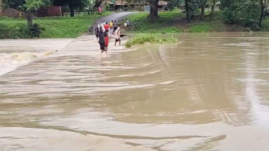 CG : राजिम में बारिश का कहर, त्रिवेणी संगम राजिम नदी उफान पर, सड़के हुई जाम