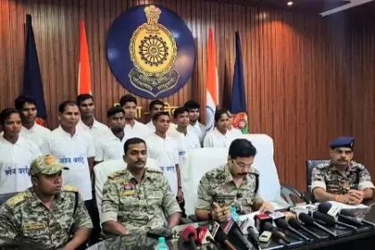 CG BREAKING : दंतेवाड़ा में 12 नक्सलियों ने किया सरेंडर, 8 लाख की ईनामी चंद्रना भी शामिल 