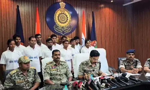 CG BREAKING : दंतेवाड़ा में 12 नक्सलियों ने किया सरेंडर, 8 लाख की ईनामी चंद्रना भी शामिल 