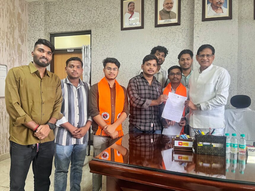 RAIPUR : ABVP ने परीक्षा शुल्क में वृद्धि समेत तीन मुद्दों को लेकर आयुष विश्वविद्यालय के कुलपति सौंपा ज्ञापन