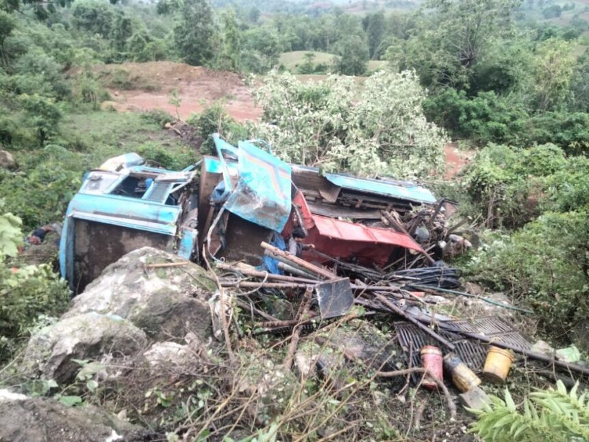 CG ACCIDENT BREAKING : कवर्धा में गहरी खाई में गिरा वाहन, 4 लोगों की दबकर मौत, 5 घायल