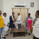 CG : बिहार कांग्रेस अध्यक्ष ने पूर्व विधायक जैन का गमछा पहनाकर किया स्वागत, विधानसभा क्षेत्र की ली जानकारी