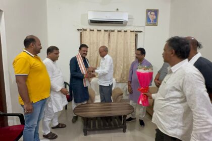 CG : बिहार कांग्रेस अध्यक्ष ने पूर्व विधायक जैन का गमछा पहनाकर किया स्वागत, विधानसभा क्षेत्र की ली जानकारी