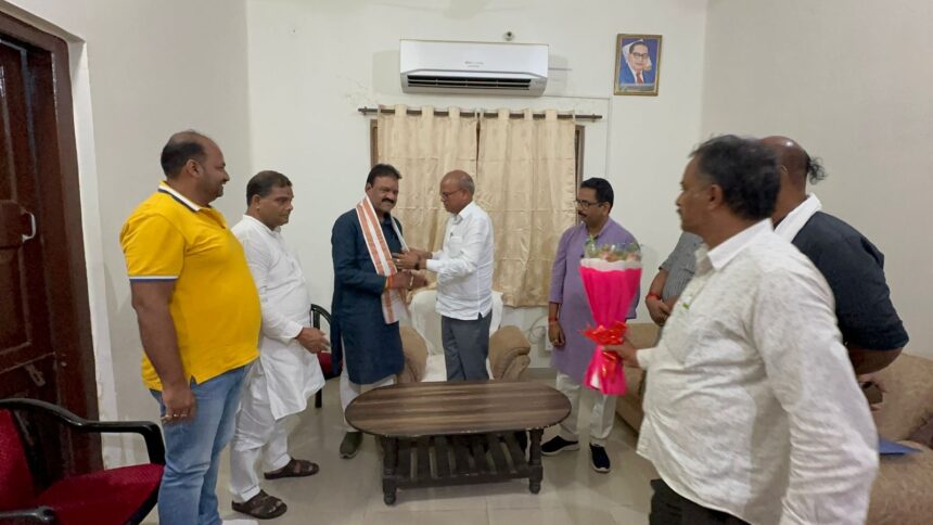 CG : बिहार कांग्रेस अध्यक्ष ने पूर्व विधायक जैन का गमछा पहनाकर किया स्वागत, विधानसभा क्षेत्र की ली जानकारी