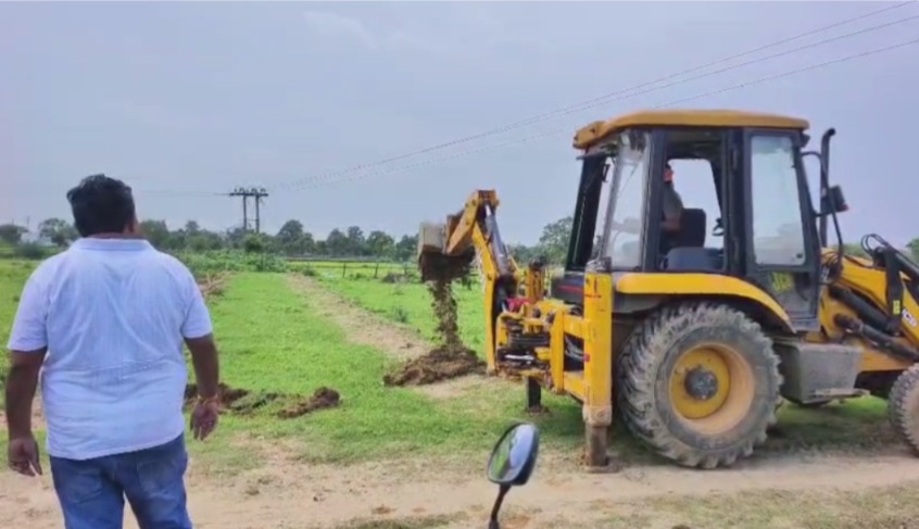 Mahasamund : अवैध प्लाटिंग पर चला प्रशासन का बुलडोजर, बिना रेरा के परमिशन के की जारी थी प्लांटिंग 