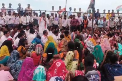 CG : चन्द्रपुर विधानसभा क्षेत्र से गौरव पथ की बदहाली, खाद्य संकट और बिजली कटौती पर फूटा जनाक्रोश, विधायक रामकुमार यादव की अगुवाई में जोरदार प्रदर्शन