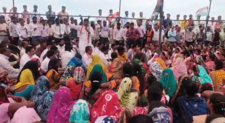CG : चन्द्रपुर विधानसभा क्षेत्र से गौरव पथ की बदहाली, खाद्य संकट और बिजली कटौती पर फूटा जनाक्रोश, विधायक रामकुमार यादव की अगुवाई में जोरदार प्रदर्शन