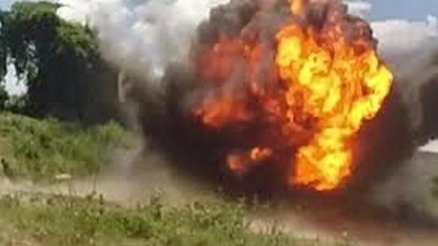 CG BREAKING : नक्सलियों की कायराना हरकत, IED की चपेट में आने से 3 ग्रामीण झुलसे