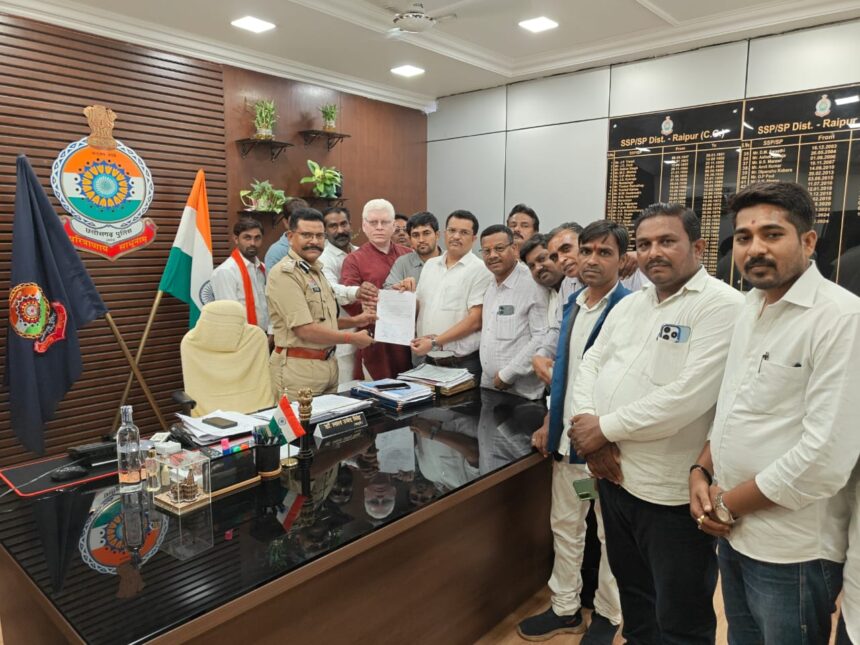 RAIPUR : विधायक गुरु खुशवंत साहेब पर हुए हमले की जांच व सुरक्षा की मांग, सतनामी समाज और भाजपा पदाधिकारियों ने SP को सौंपा ज्ञापन, बोले- दोषियों की शीघ्र गिरफ्तारी की जाए 