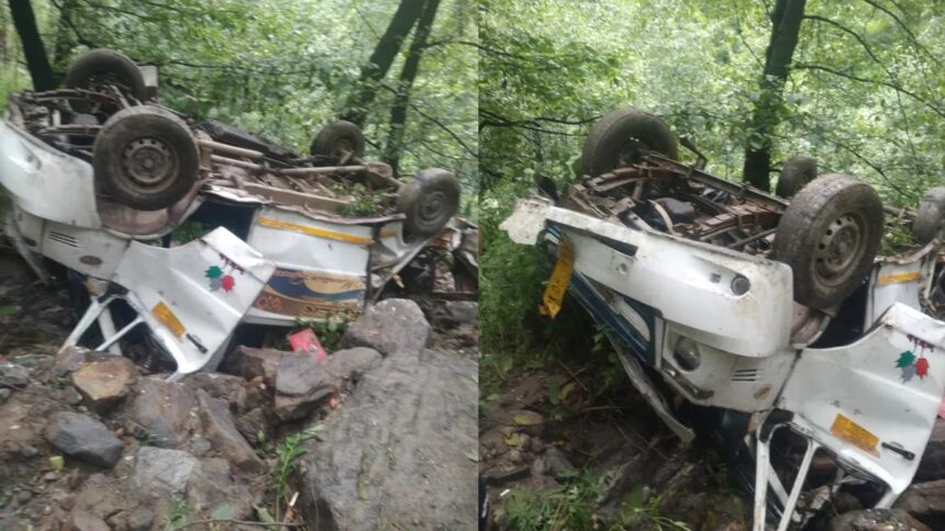 BIG ACCIDENT : गहरी खाई में गिरा टैम्पो, 5 लोगों की मौत