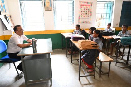 CG : शिक्षक की भूमिका में दिखे कलेक्टर, बच्चों से पूछे सवाल, शैक्षणिक संस्थानों किया औचक निरीक्षण