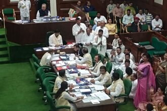 Vidhansabha Monsoon Session 2025 : डीएपी खाद की कमी को लेकर विपक्ष ने मचाया हंगामा, सभी कांग्रेस विधायक निलंबित 