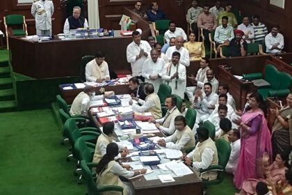 Vidhansabha Monsoon Session 2025 : डीएपी खाद की कमी को लेकर विपक्ष ने मचाया हंगामा, सभी कांग्रेस विधायक निलंबित 