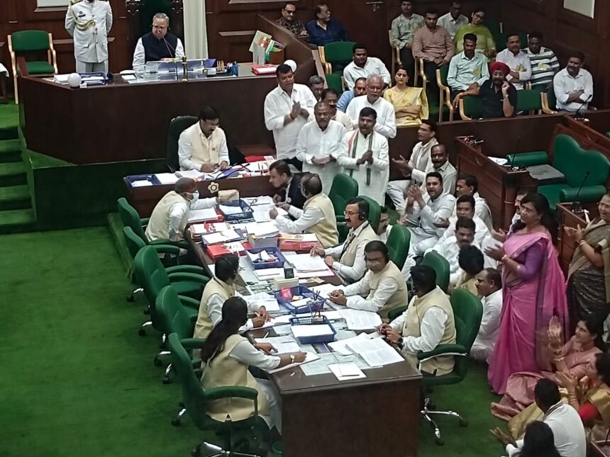 Vidhansabha Monsoon Session 2025 : डीएपी खाद की कमी को लेकर विपक्ष ने मचाया हंगामा, सभी कांग्रेस विधायक निलंबित 