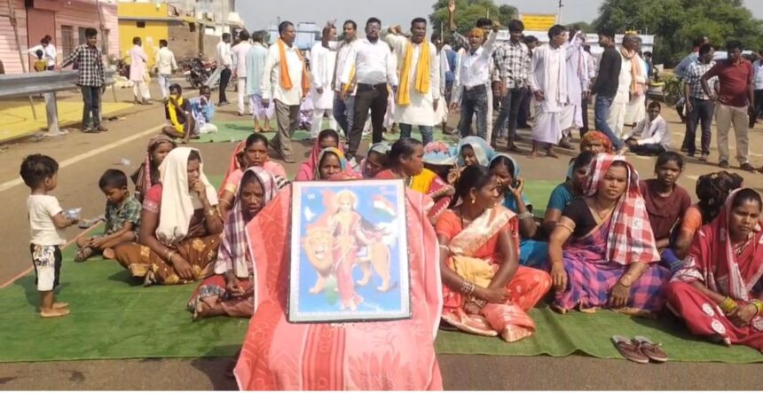 CG News : हाई स्कूल और धान उपार्जन केंद्र की मांग पर अड़े मुड़ागांव के ग्रामीण, सड़क पर उतरें 