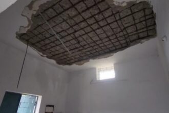 Rajnandgaon : मरम्मत के बाद भी गिरा सिलिंग का प्लास्टर, मरम्मत की गुणवत्ता पर उठ रहें सवाल