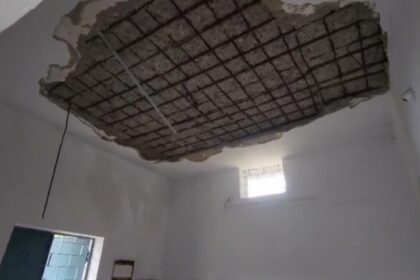 Rajnandgaon : मरम्मत के बाद भी गिरा सिलिंग का प्लास्टर, मरम्मत की गुणवत्ता पर उठ रहें सवाल