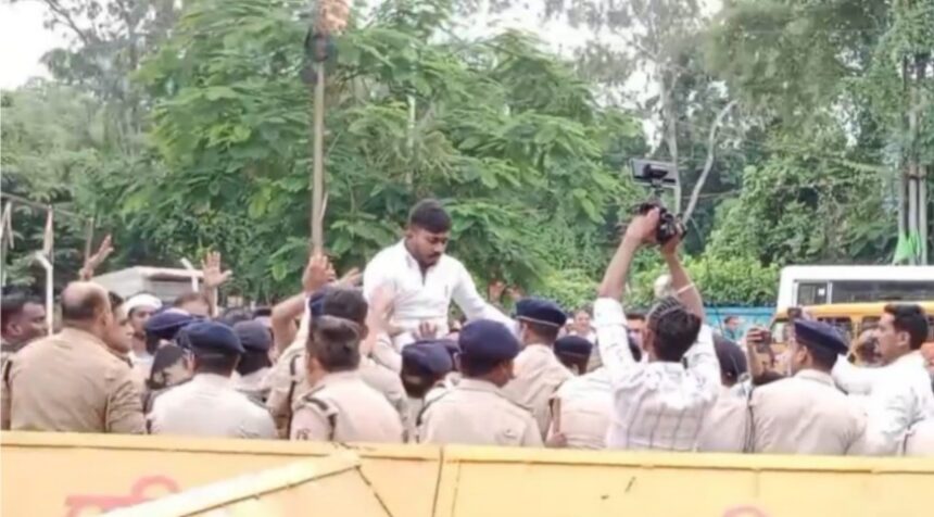 CG Breaking : चैतन्य बघेल की गिरफ्तारी का विरोध, कांग्रेसियों ने ED दफ्तर के बाहर किया उग्र प्रदर्शन