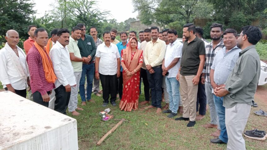 CG : नगर पालिका परिषद तिल्दा में दस लाख की लागत से बनने वाले प्रथम भवन का अध्यक्ष ने किया भूमिपूजन 