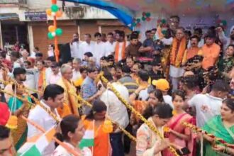 CG : सावन के दूसरे सोमवार को राष्ट्रभक्ति के साथ निकली कावड़ यात्रा, विस अध्यक्ष डॉ. रमन सिंह ने पुष्पवर्षा कर किया स्वागत 