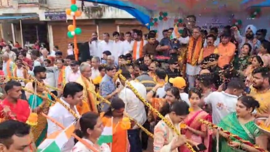 CG : सावन के दूसरे सोमवार को राष्ट्रभक्ति के साथ निकली कावड़ यात्रा, विस अध्यक्ष डॉ. रमन सिंह ने पुष्पवर्षा कर किया स्वागत 