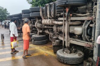 Mahasamund Breaking : भोरिंग में हादसा – खड़े मेटाडोर को तेज रफ्तार ट्रक ने मारी टक्कर, दोनों वाहन पलटे