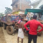 CG : अवैध खनन रोकने पहुंचे माइनिंग अधिकारी तो मची अफरा-तफरी, भागने के दौरान घर में जा घुसा ट्रैक्टर, देखें Video 