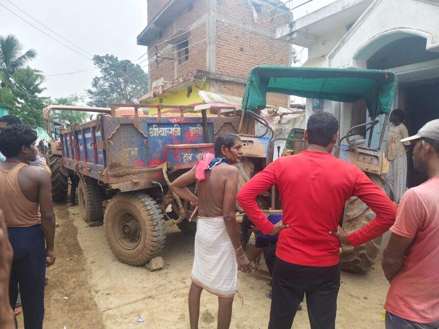 CG : अवैध खनन रोकने पहुंचे माइनिंग अधिकारी तो मची अफरा-तफरी, भागने के दौरान घर में जा घुसा ट्रैक्टर, देखें Video 
