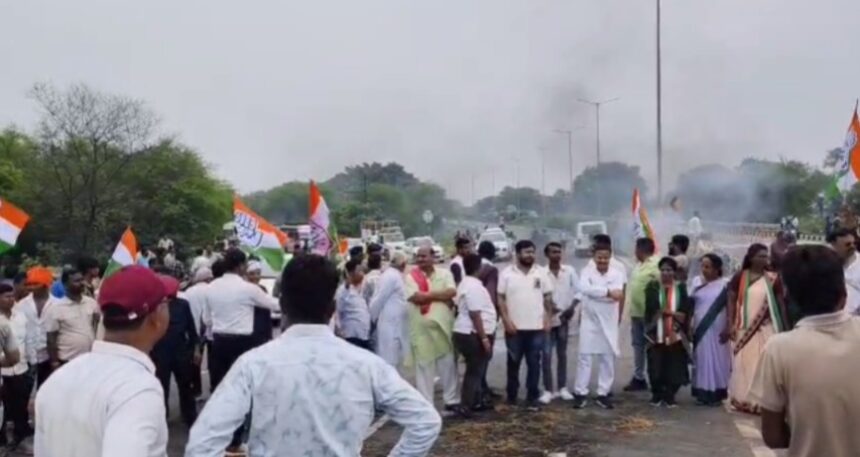 Mahasamund: NH-353 और 53 पर कांग्रेस का चक्काजाम – दो घंटे जाम में फंसे आमजन