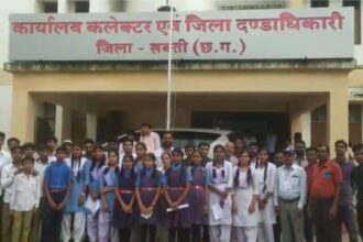 CG News : रोड की समस्या और स्कूलों में टीचर की कमी को लेकर छात्र व ग्रामीणों ने जनदर्शन में कलेक्टर से की शिकायत  