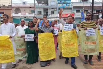 CG : सोसाइटी में कमी और बाजार में दोगुने दम पर मिल रहा खाद, पूर्व विधायक ने घेरा सांसद कार्यालय 
