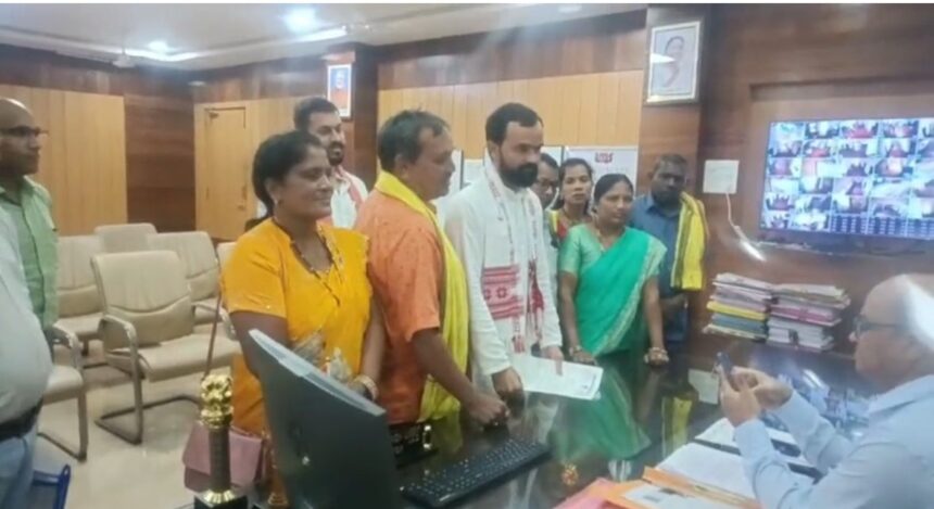 CG Breaking : कन्या आश्रम में आदिवासी छात्राओं से मारपीट, शिक्षिका पर लगे गंभीर आरोप – सामाजिक संगठनों ने कलेक्टर को सौंपा ज्ञापन